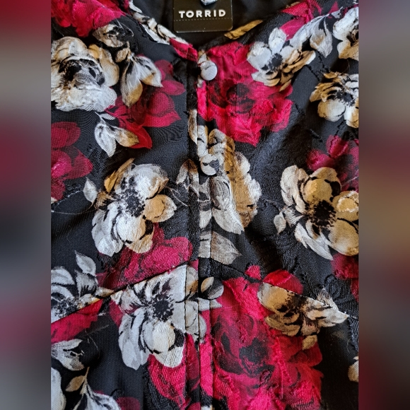 Pretty plus size baby doll blouse - Picture 3 of 5